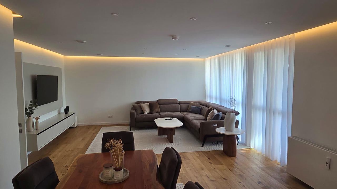Wohnzimmer nachher: indirekte LED-Beleuchtung, TV-Wand und Sitzgruppe